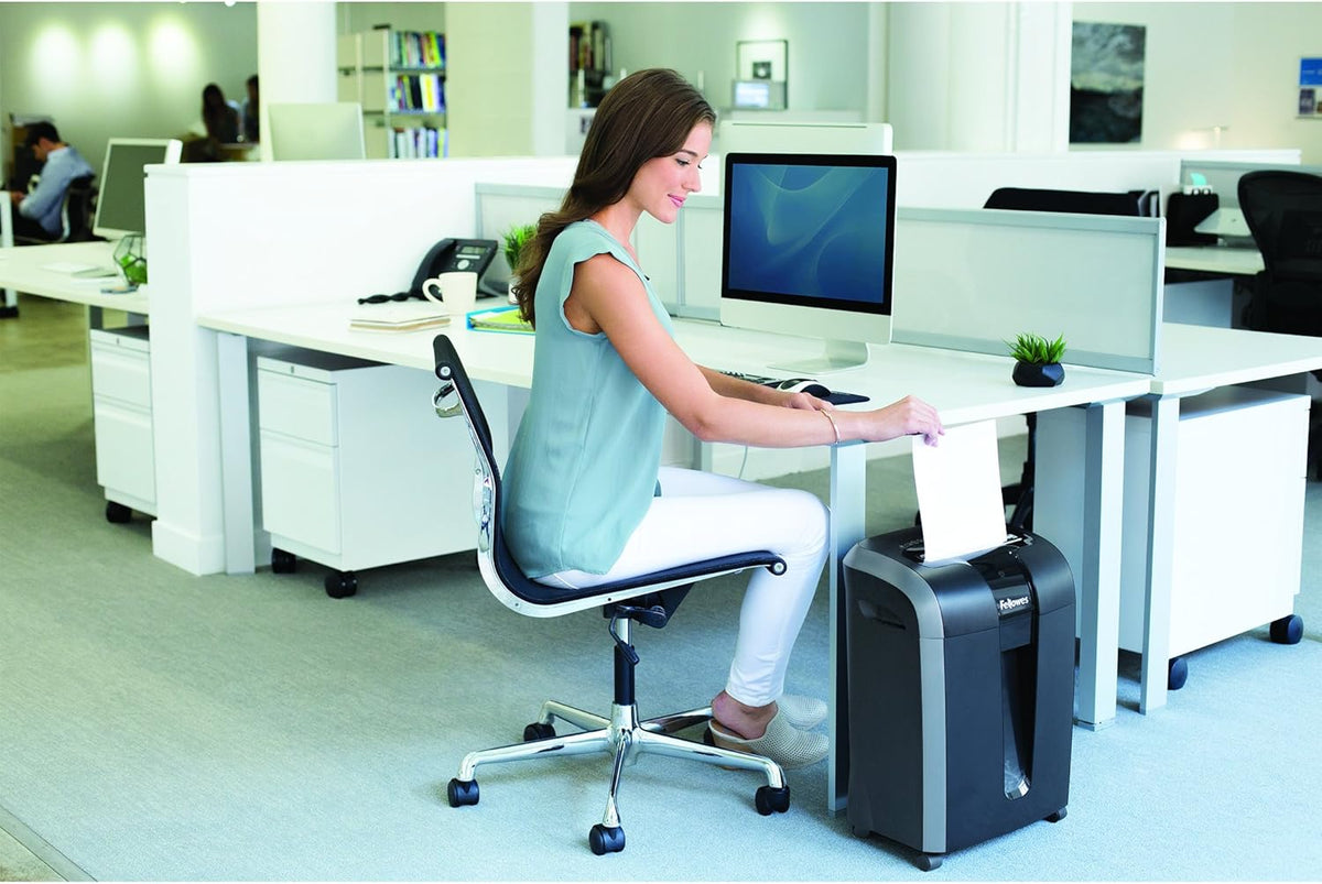 10-Sheet Cross-Cut Paper and Credit Card Shredder M864