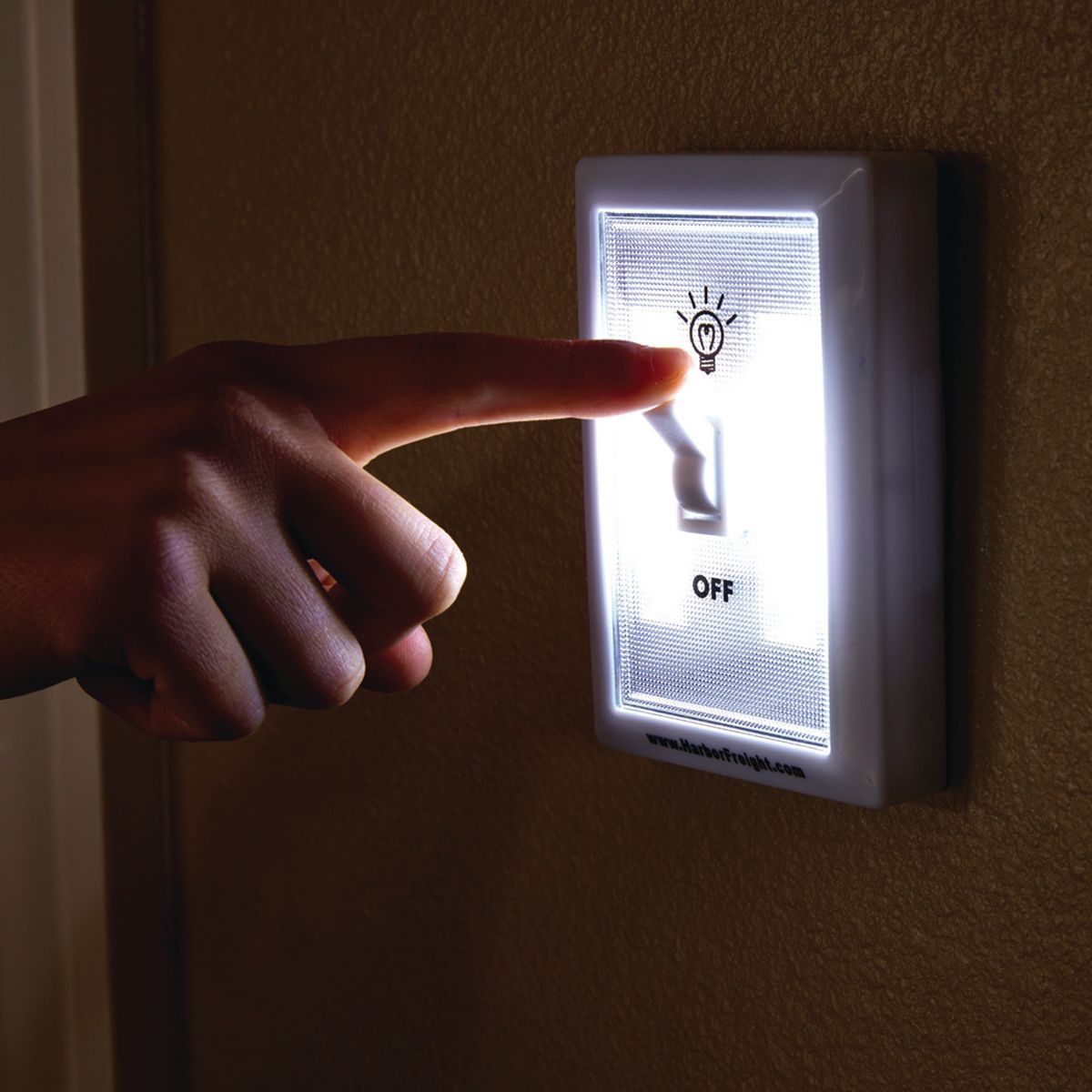 200 Lumen LED Flip Light Z6335